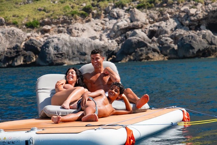 Cristiano Ronaldo dan Georgina Rodriguez Pamer Momen Manis Saat Makan Bareng Anak Cristiano Ronaldo dan Georgina Rodriguez Pamer Momen Manis Saat Makan Bareng Anak