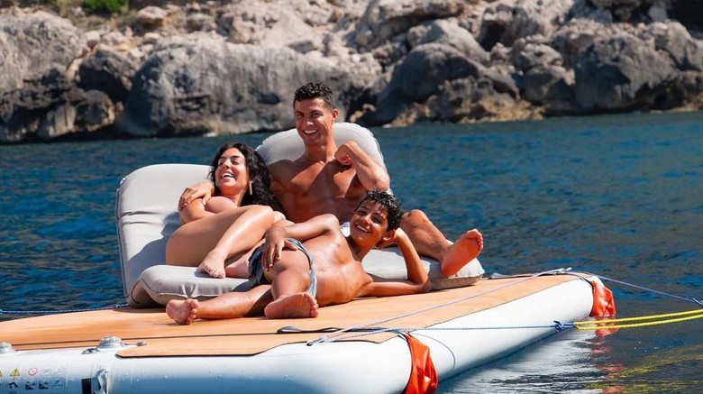 Cristiano Ronaldo dan Georgina Rodriguez Pamer Momen Manis Saat Makan Bareng Anak Cristiano Ronaldo dan Georgina Rodriguez Pamer Momen Manis Saat Makan Bareng Anak