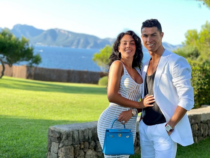Cristiano Ronaldo dan Georgina Rodriguez Pamer Momen Manis Saat Makan Bareng Anak Cristiano Ronaldo dan Georgina Rodriguez Pamer Momen Manis Saat Makan Bareng Anak