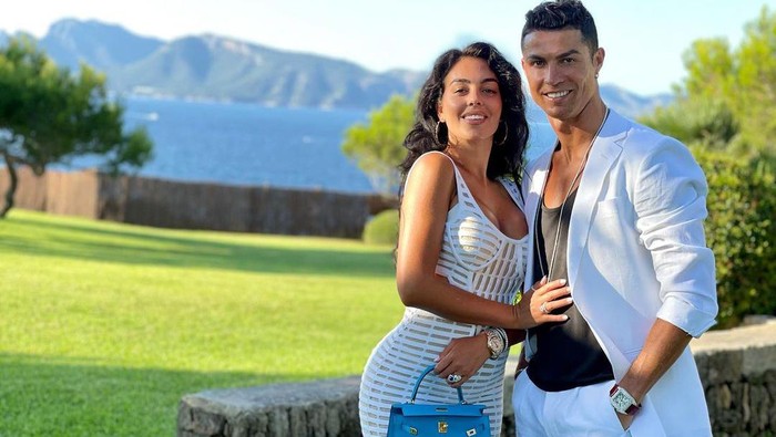 Cristiano Ronaldo dan Georgina Rodriguez Pamer Momen Manis Saat Makan Bareng Anak