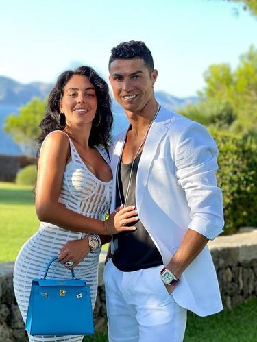 Cristiano Ronaldo dan Georgina Rodriguez Pamer Momen Manis Saat Makan Bareng Anak