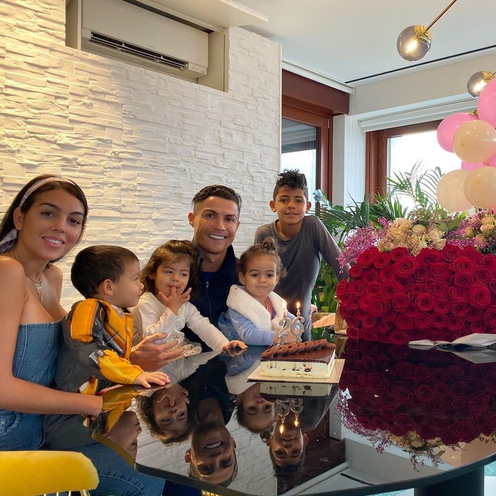 Cristiano Ronaldo dan Georgina Rodriguez Pamer Momen Manis Saat Makan Bareng Anak Cristiano Ronaldo dan Georgina Rodriguez Pamer Momen Manis Saat Makan Bareng Anak