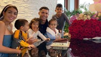 Wanita yang memiliki satu anak perempuan dari Ronaldo ini sepertinya tipe yang dekat dengan keluarga. Ia terlihat bahagia setiap kali menghabiskan waktu bersama pasangan dan anak-anaknya.