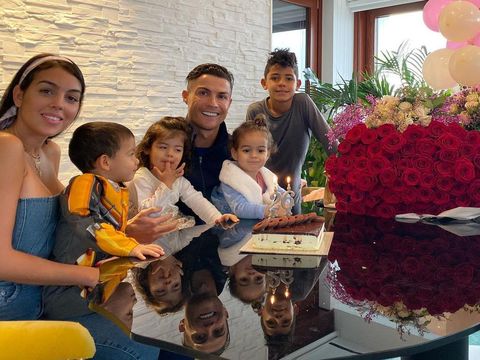 Cristiano Ronaldo dan Georgina Rodriguez Pamer Momen Manis Saat Makan Bareng Anak