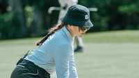 Dita Fakhrana rela duduk di rumput demi bola golf bisa masuk. Foto: Instagram Dita Fakhrana