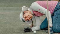 Senyum Dita Fakhrana saat bermain golf. Foto: Instagram Dita Fakhrana