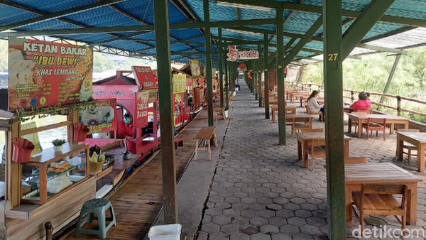Sensasi makan di atas perahu apung ada di Floatig Market. Pilihan makanannya adalah berbagai kuliner khas Indonesia. (Whisnu Pradana/detikcom) Sensasi makan di atas perahu apung ada di Floatig Market. Pilihan makanannya adalah berbagai kuliner khas Indonesia. (Whisnu Pradana/detikcom)