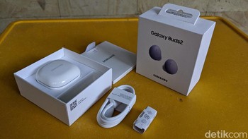 Galaxy Buds 2 dan aksesoris pelengkapnya dalam paket penjualan. Ada kabel USB Type-C untuk mengisi baterai, dua tips silikon ekstra, dan buku panduan. Foto: Virgina Maulita Putri/detikINET