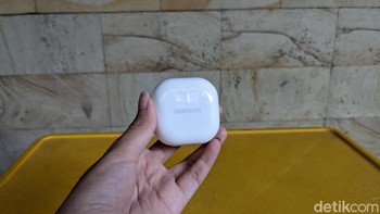 Semua varian Galaxy Buds 2 hadir dengan eksterior berwarna putih dan finish glossy. Bentuk charging case-nya mengikuti Galaxy Buds Live dan Galaxy Buds Pro. Foto: Virgina Maulita Putri/detikINET