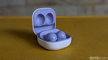 Bagian interior case-nya memiliki warna yang senada dengan buds. Galaxy Buds 2 hadir dalam empat pilihan warna yaitu graphite, white, olive dan lavender. Foto: Virgina Maulita Putri/detikINET