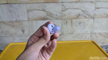 Galaxy Buds 2 dilengkapi dengan two-way speaker dan tiga mikrofon yang bisa memberikan audio jernih saat melakukan panggilan telepon. Foto: Virgina Maulita Putri/detikINET