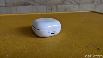 Port USB-C di bagian belakang untuk mengisi ulang baterai. Baterai Galaxy Buds 2 diklaim bisa bertahan hingga lima jam dengan ANC yang aktif, dan charging case-nya bisa menambah daya tambahan hingga 20 jam. Foto: Virgina Maulita Putri/detikINET
