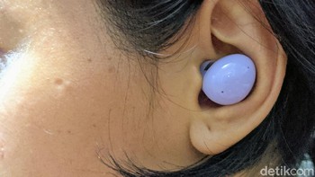 Jika pengguna perlu mendengar suara sekitar, tersedia tiga level ambient sound yang bisa dipilih sesuai kebutuhan. Foto: Virgina Maulita Putri/detikINET