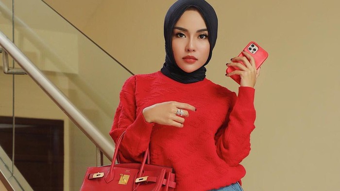 Gaya Glamor Medina Zein