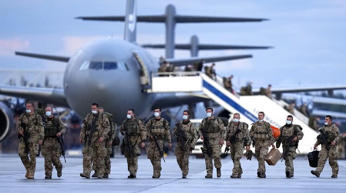 Germany Afghanistan Army German soldiers arrive on a plane from Tashkent, Uzbekistan at the Bundeswehr airbase in Wunstorf, Germany, Friday, Aug. 27, 2021, after they finished the evacuation mission in Kabul, Afghanistan. (AP Photo/Martin Meissner)