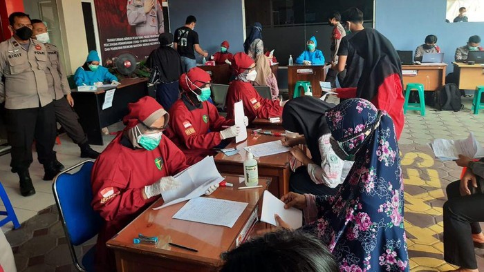 Ormas FKJR Yogyakarta turut membantu mensukseskan percepatan vaksinasi nasional. Sebanyak ratusan warga disuntik vaksin COVID-19.