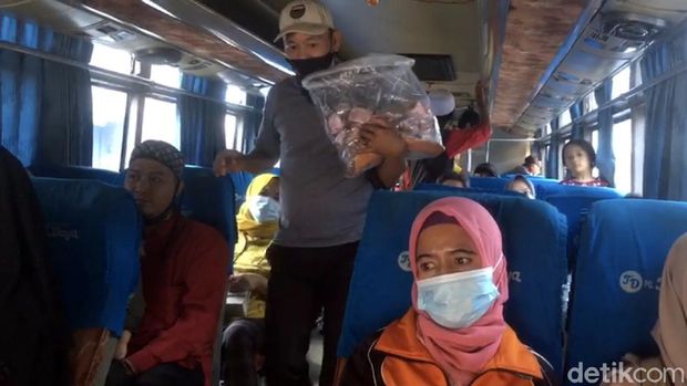 Guru Honorer Jadi Pedagang Asongan