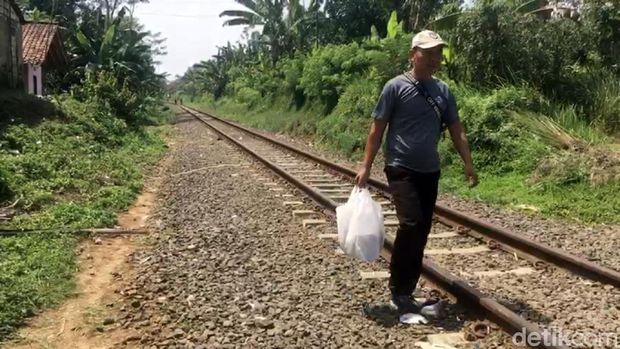 Guru Honorer Jadi Pedagang Asongan
