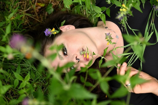 Jessica Leidolph beberapa waktu lalu menjalani pemotretan dengan dua macan tutul di Jerman. Tak diketahui untuk apa namun dilaporkan jika itu dilakukan di sebuah tempat penampungan untuk hewan-hewan pertunjukan yang sudah pensiun. Foto: Facebook Lady Butterfly