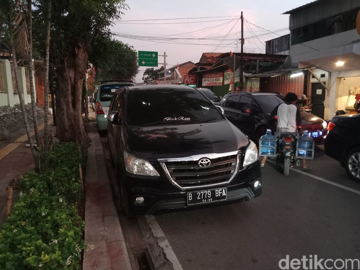 Jl Tebet Timur, Jakarta Selatan, macet gegara parkir sembarangan, 28 Agustus 2021. (Annisa RIzki Fadhila/detikcom)