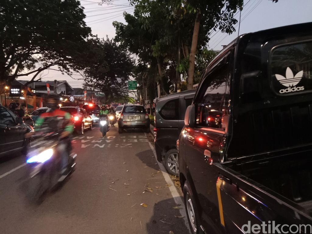 Jl Tebet Timur, Jakarta Selatan, macet gegara parkir sembarangan, 28 Agustus 2021. (Annisa RIzki Fadhila/detikcom)