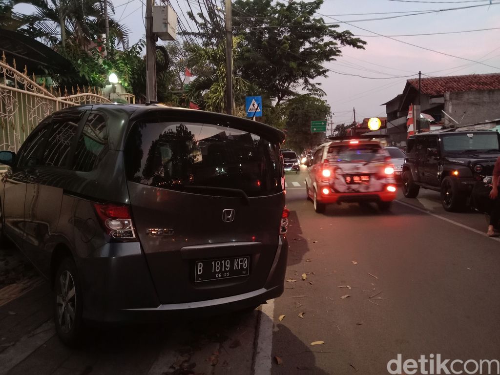 Jl Tebet Timur, Jakarta Selatan, macet gegara parkir sembarangan, 28 Agustus 2021. (Annisa RIzki Fadhila/detikcom)
