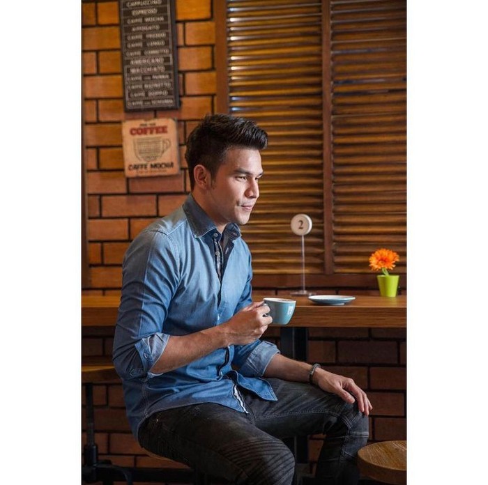 Serunya Jonathan Frizzy saat Racik Kopi Di Kafe