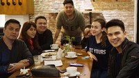 Mengenal sosok Jonathan Frizzy, ia dikenal sebagai aktor yang telah memainkan judul FTV, sinetron dan film. Selain itu, ia juga memiliki channel YouTube bersama keluarga kecilnya. Foto: Instagram @ijonkfrizzy