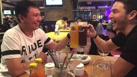 Namun, di samping kesibukannya syuting, Ijonk juga sering memanfaatkan waktu untuk hanya sekadar ngopi. Jonathan Frizzy memang dikenal doyan minum kopi. Foto: Instagram @ijonkfrizzy