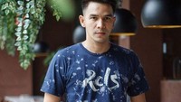 Di Instagramnya ayah 3 anak tersebut sering membagikan momen serunya saat nongkrong di kafe. Seperti momen yang satu ini. Foto: Instagram @ijonkfrizzy