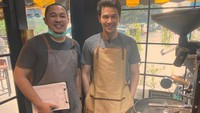 Nah, ini adalah momen saat Jonathan Frizzy meracik kopi bersama dengan barista di sebuah kopi terkenal. Gaya Ijonk pun terlihat sepertis barista handal. Foto: Instagram @ijonkfrizzy