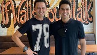 Momen kulinerannya juga semakin seru saat bersama dengan Indra Brugman untuk mampir di sebuah restoran. Gaya dan penampilannya pun terlihat kompak. Foto: Instagram @ijonkfrizzy