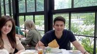 Keseruan Ijonk dan istri saat kulineran juga terlihat dalam foto ini. Mereka menikmati hidangan dari sebuah kafe mewah di Jakarta. Foto: Instagram @ijonkfrizzy