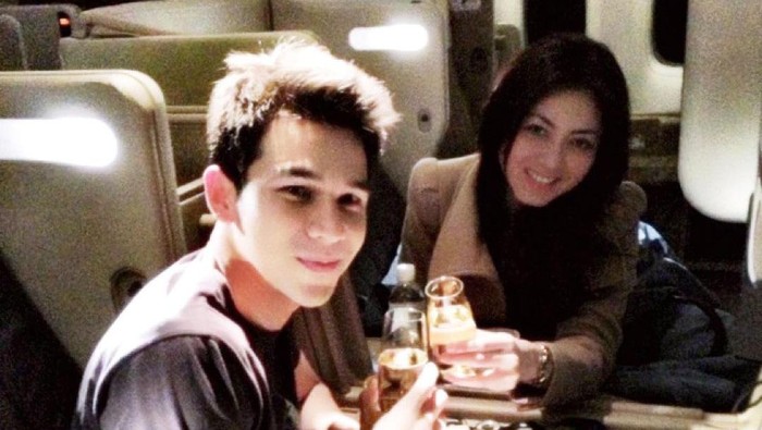 Jonathan Frizzy dan Dhena Devanka
