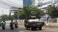 Kabel-kabel di atas tiang sepanjang Jl Mampang Prapatan Raya dan sekitarnya masih bergelantungan.