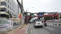Padahal galian manhole dalam proyek SJUT di Jakarta Selatan tersebut telah rampung dikerjakan. Menyikapi hal ini, Wakil Gubernur DKI Jakarta meminta operator segera menurunkan kabel dari tiang dan menggantinya dengan kabel di bawah tanah.