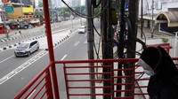 SJUT sudah selesai dikerjakan, namun kabel-kabel masih banyak menumpuk di atas tiang dan belum dipindahkan. Pihak Pemerintah Provinsi DKI Jakarta mendorong agar pihak operator pemilik kabel-kabel ini segera menurunkan kabelnya dari atas tiang, dan menggantinya dengan kabel baru di bawah tanah. Namun, baru 20% dari 100% operator yang bersedia memindahkan kabel.