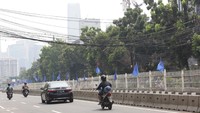 Pemerintah Provinsi DKI bakal memotong kabel-kabel yang tak mau pindah.