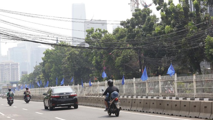 Kabel Semrawut di Mampang Belum Juga Diturunkan Galian manhole di sepanjang Jl Mampang Prapatan Raya telah selesai digarap. Namun, kabel-kabel yang masih menggantung di tiang belum juga diturunkan.
