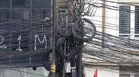 Suasana kabel-kabel diatas tiang yang masih bergelantungan di Jalan Mampang Prapatan Raya, Jakarta Selatan, Sabtu (28/8/2021).