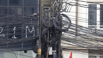 Kabel Semrawut di Mampang Belum Juga Diturunkan