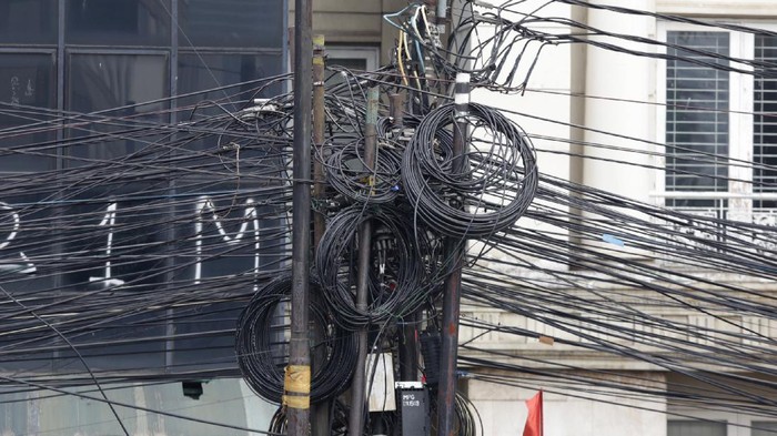 Kabel Semrawut di Mampang Belum Juga Diturunkan Galian manhole di sepanjang Jl Mampang Prapatan Raya telah selesai digarap. Namun, kabel-kabel yang masih menggantung di tiang belum juga diturunkan.