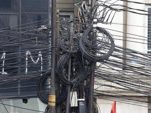 Kabel Semrawut di Mampang Belum Juga Diturunkan
