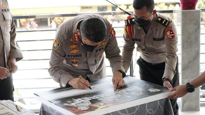 Kalemdiklat Polri, Komjen Rycko Amelza menandatangani peluncuran Trailer Film Remember karya siswa SIP Angkatan ke-50