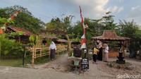 Tempat makan ini dibuka mulai pukul 17.00 WIB.