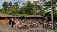 Saat masuk ke Kampung Jawi, pengunjung langsung disuguhi suasana tempat makan dengan bangunan dari bambu dan kayu. Meja kursi untuk pengunjung sengaja dibuat sederhana khas desa zaman dulu. 