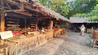 Kuliner yang dijual mayoritas tradisional seperti Pecel, Tiwul, Gethuk, Lunpia, Jamu Jun, es Gempol, Wedang Roti, dan masih banyak lagi.