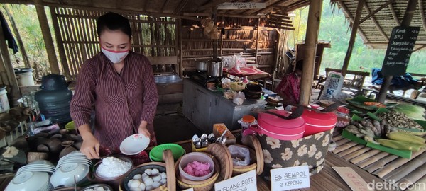 Jangan khawatir harga kuliner jadi mahal dengan mata uang Kepeng, karena harga paling mahal di sana hanya 4 Kepeng. Satu Kepeng seharga Rp 3.000, jika ketika akan pulang Kepeng masih sisa, bisa ditukar lagi dengan rupiah. Jangan khawatir harga kuliner jadi mahal dengan mata uang Kepeng, karena harga paling mahal di sana hanya 4 Kepeng. Satu Kepeng seharga Rp 3.000, jika ketika akan pulang Kepeng masih sisa, bisa ditukar lagi dengan rupiah.