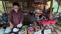 Jangan khawatir harga kuliner jadi mahal dengan mata uang Kepeng, karena harga paling mahal di sana hanya 4 Kepeng. Satu Kepeng seharga Rp 3.000, jika ketika akan pulang Kepeng masih sisa, bisa ditukar lagi dengan rupiah.