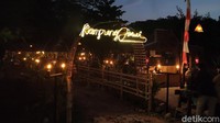 Semakin malam, suasana semakin asyik dengan lampu kuning yang memenangkan.